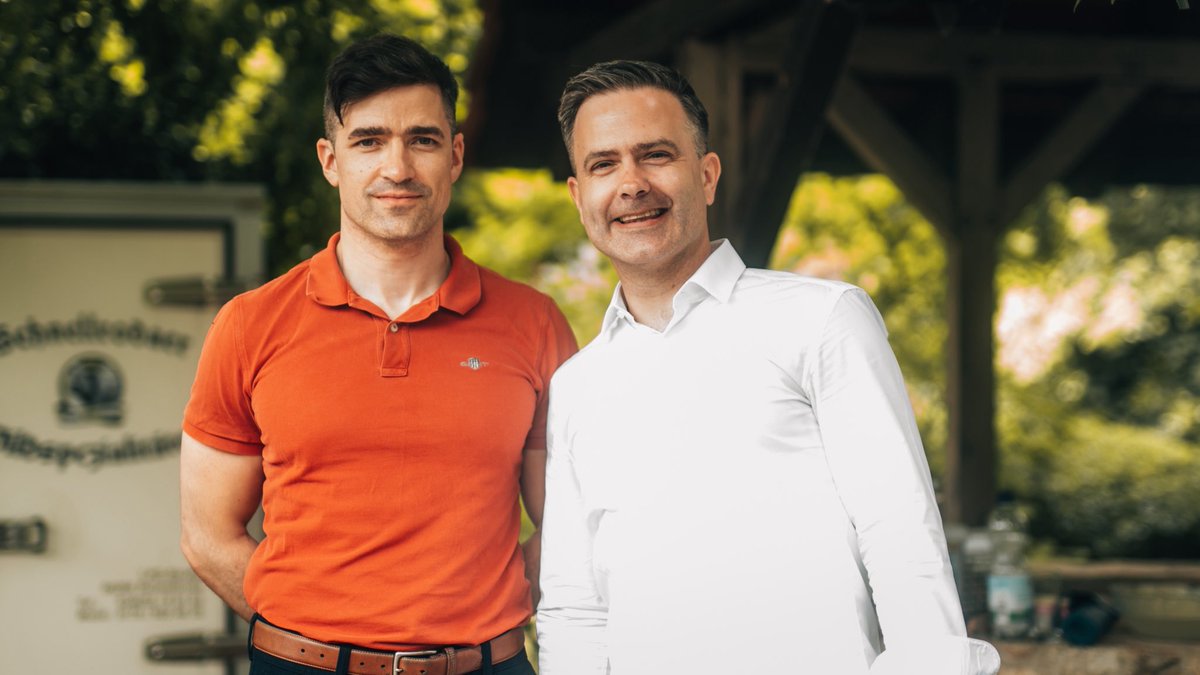 Dr. Dominik Kaufner (@dkaufner) on Twitter photo Der Leseempfehlung schließe ich mich gerne an! Beim heutigen Sommerfest des <a href="/Verlag_Antaios/">Verlag Antaios</a> und der <a href="/SiNetz/">Sezession im Netz</a> in Schnellroda hatte ich die Gelegenheit, mit <a href="/Martin_Sellner/">Martin Sellner</a> über sein Buch zu sprechen. Ich sehe es ähnlich wie <a href="/BjoernHoecke/">Björn Höcke</a>: Die schärfsten Kritiker kennen das Buch Der Leseempfehlung schließe ich mich gerne an! Beim heutigen Sommerfest des <a href="/Verlag_Antaios/">Verlag Antaios</a> und der <a href="/SiNetz/">Sezession im Netz</a> in Schnellroda hatte ich die Gelegenheit, mit <a href="/Martin_Sellner/">Martin Sellner</a> über sein Buch zu sprechen. Ich sehe es ähnlich wie <a href="/BjoernHoecke/">Björn Höcke</a>: Die schärfsten Kritiker kennen das Buch