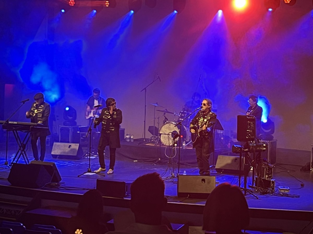 Warming up for Oasis with a Bee Gees tribute act 😎