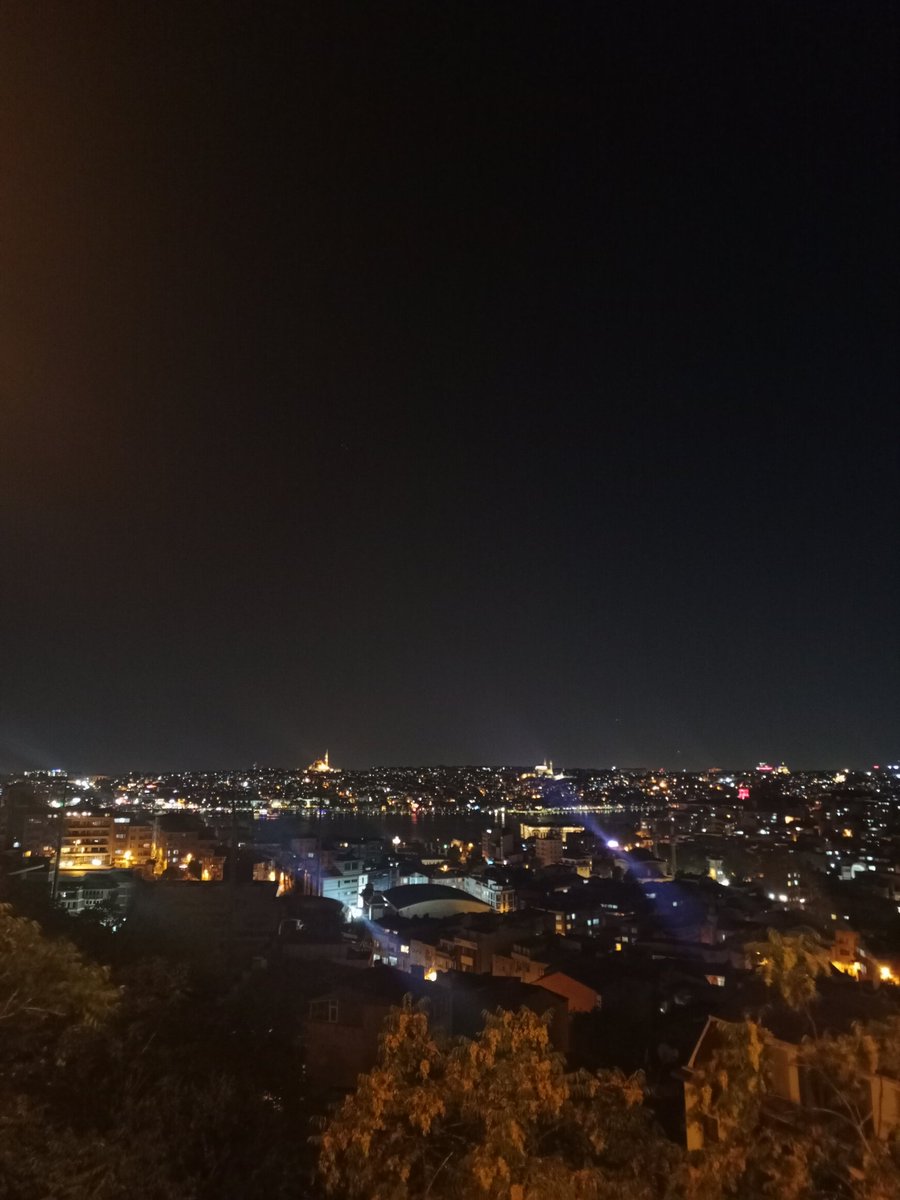 istanbul'un tepesi; şehrin balkonundan, denizine bakmak gibi