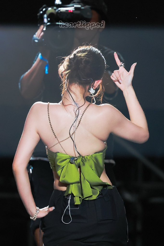  tweet picture