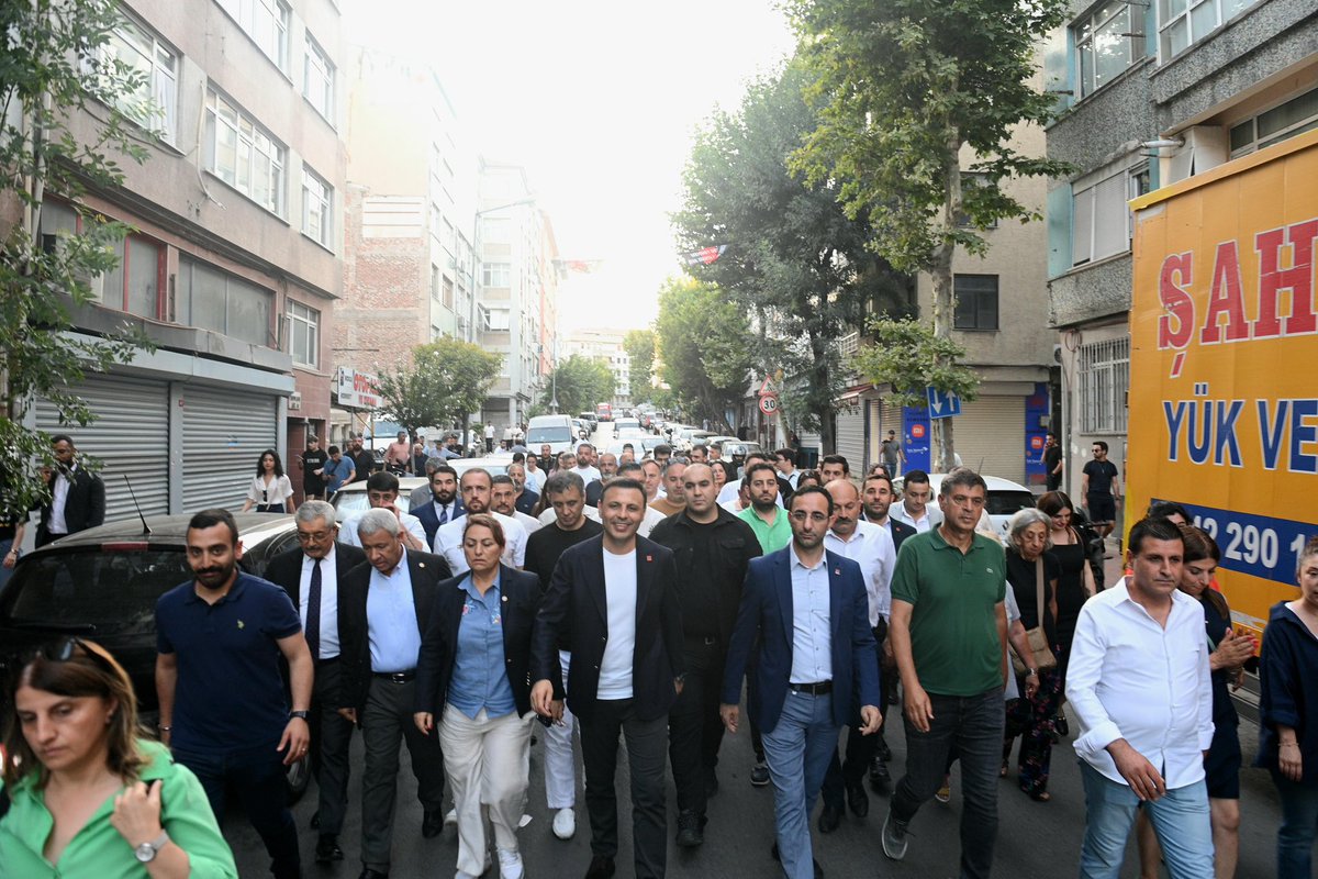 Vatan emniyetteyiz. Milletin sandıkta verdiği kararı yok sayanlara karşı susmuyoruz. Seçilmiş belediye başkanlarımızın yanındayız, irademize sahip çıkıyoruz!

Hiçbir baskı, hiçbir tehdit bizi yolumuzdan çeviremez. Adalet ve demokrasi için mücadelemize devam edeceğiz!