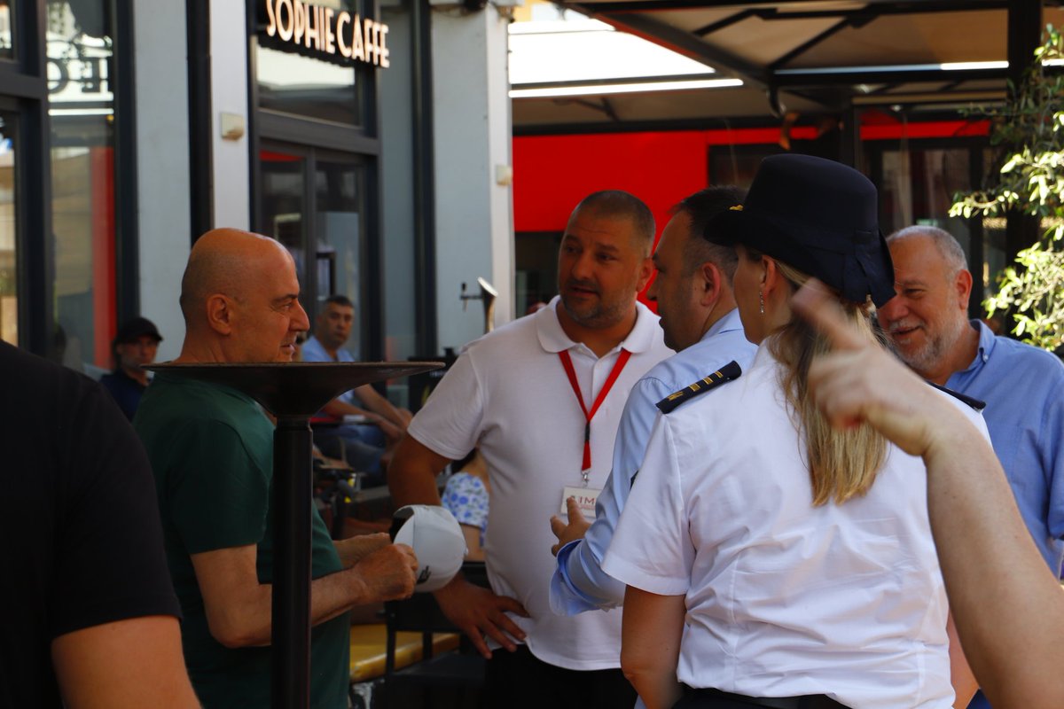 imttirane's tweet photo. 🚧 Sot në disa prej zonave të Tiranës,  në prani të Ministrit të Brendshëm , Drejtoreshës së Policisë Bashkiake, përfaqësuesve të IKMT dhe inspektorëve të IMT-së 🛠️, vijuam në terren me njoftimin e subjekteve dhe individëve për lirimin vullnetar të hapësirave publike 🌳🚫 https://t.co/nwHmnwetcS