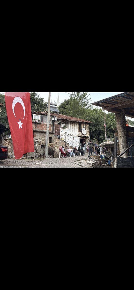 Yine bir garibanın evine ateş düştü ! 

Türkiye’m yine şehitlerimiz var. Olan hep bu garibanlara oluyor maalesef!!!