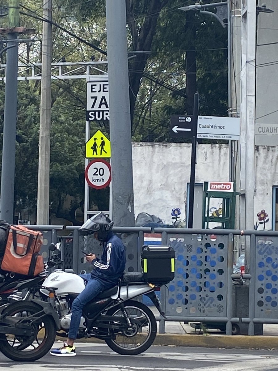 Tremendo #bache <a href="/BJAlcaldia/">Alcaldía de Benito Juárez</a> <a href="/ClaraBrugadaM/">Clara Brugada Molina</a> <a href="/LuisMendozaBJ/">Luis Mendoza Acevedo</a> <a href="/SriaObrasPublic/">Secretaría de Obras Públicas y Desarrollo Urbano</a>