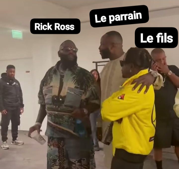 Rick Ross : C'est un artiste ? 
Le parrain : Oui il fait maïmouna
Le fils : okalamar

Regardez la déo vous allez me croaa😭😂😂