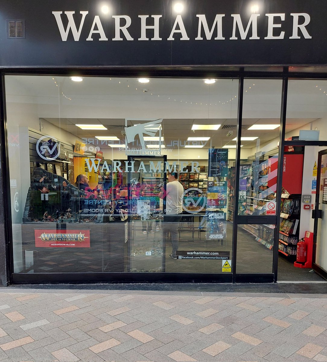 #GAW A busy Saturday. One shopkeeper, one nerd and an empty shop. Always the same everytime I pass through.  
I'll stick to my own research methods because this type of research has never reflected the share price 😬🙈😂