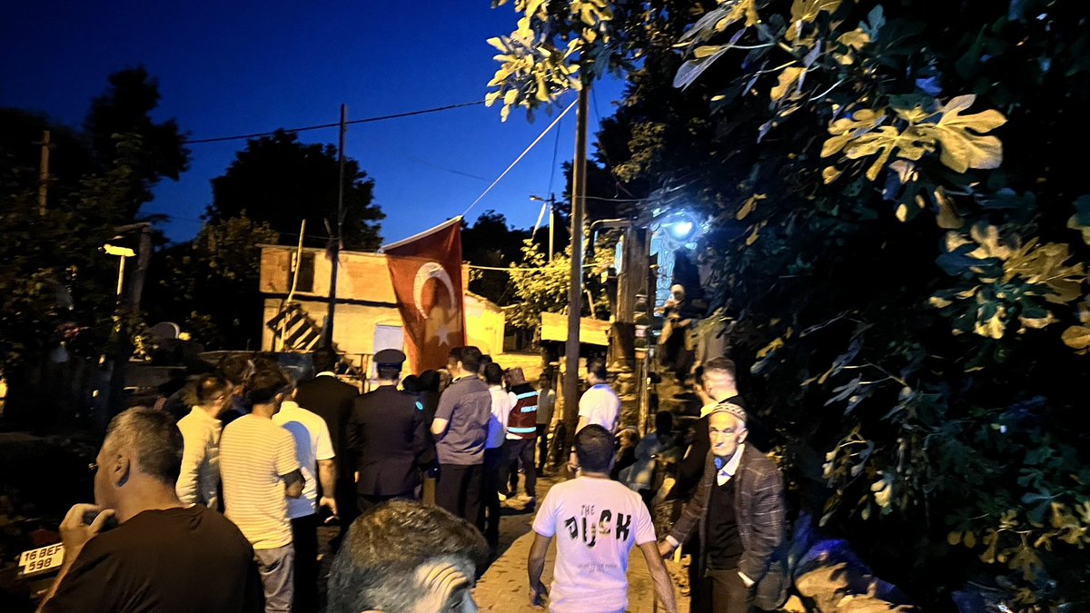 Aziz şehidimiz Ahmet Kuşak’ın baba ocağındayız.
Aziz şehidimize ve silah arkadaşlarına Allah’tan rahmet, kıymetli ailesine sabırlar diliyorum.
Kepsut’umuzun başı sağ olsun.