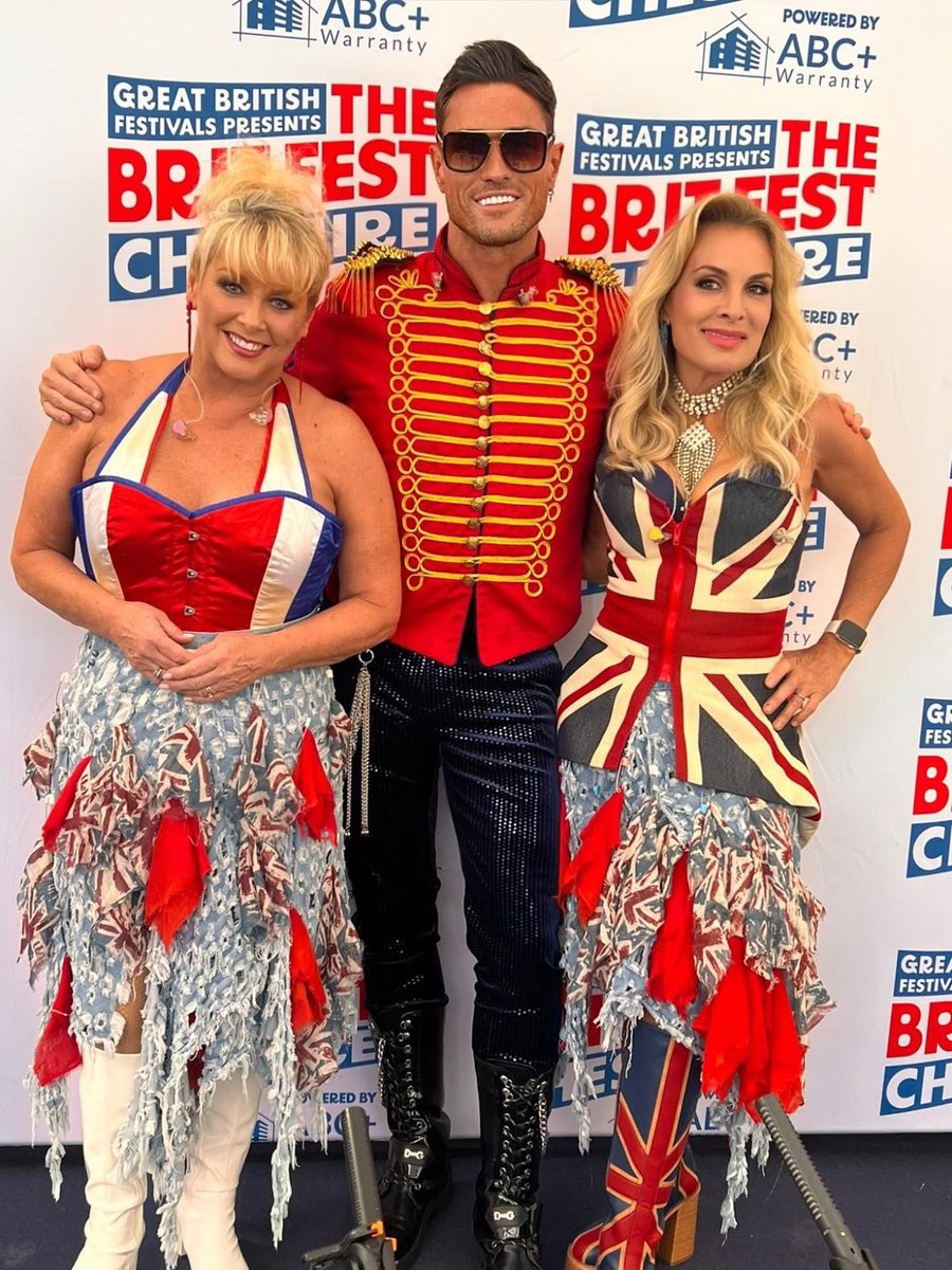 NikkMager's tweet photo. What a fantastic gig @TheBritFestUK yesterday! 
The crowd was incredible! 🤩 @TheFizzCMJ things are getting very exciting now! 💚🎶😬 eeeek! Xxxxxx @Cherylbaker @JayAstonC #matthewpateman https://t.co/PEbGrCi9xt