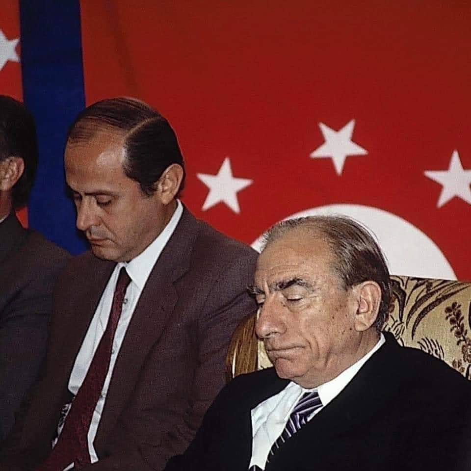 Bir seni, Cennet Mekân Başbuğum… Bir de seni sadakatle seven, Bilge Liderimi çok seviyorum!