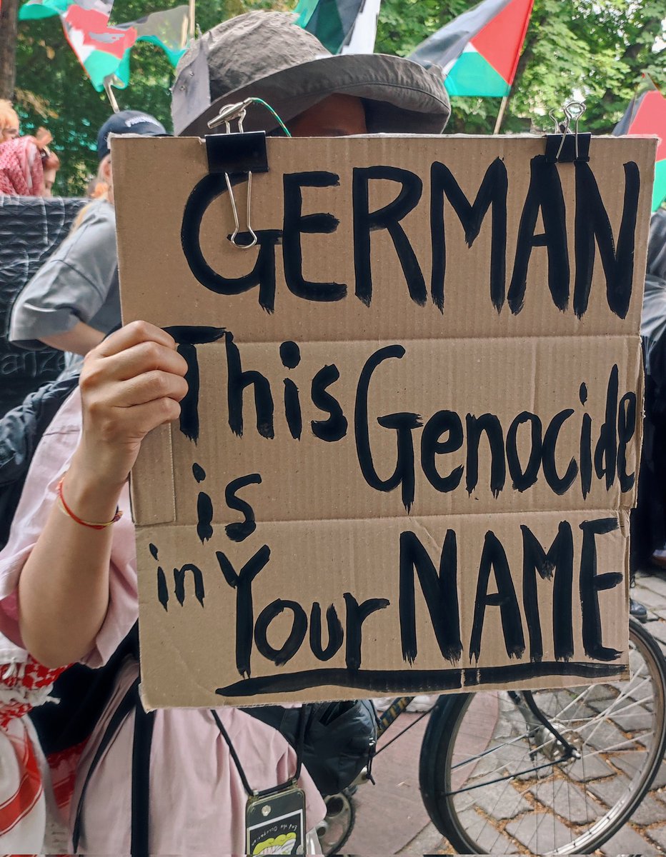 Das Deutschlandbild im Ausland. Man kann es den Deutschen täglich sagen und viele begreifen es nicht. 
Germans and genocides is a (not so) complicated story.