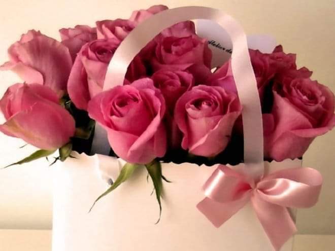 "يا بائعَةالوَرْدِ هل صادَفْتَى مَحْبُوبتي
       تهْدِيْ إلى الورد ألوانًا مِنَ الطِّيْبِ !!؟
فَقَدْ بَعَثْتُ إليها أَلْفَ أُغْنِيَةٍ
          معَ الحمامِ وَلَمْ يَرْجِعْ بِمَكْتُوْبِ .."