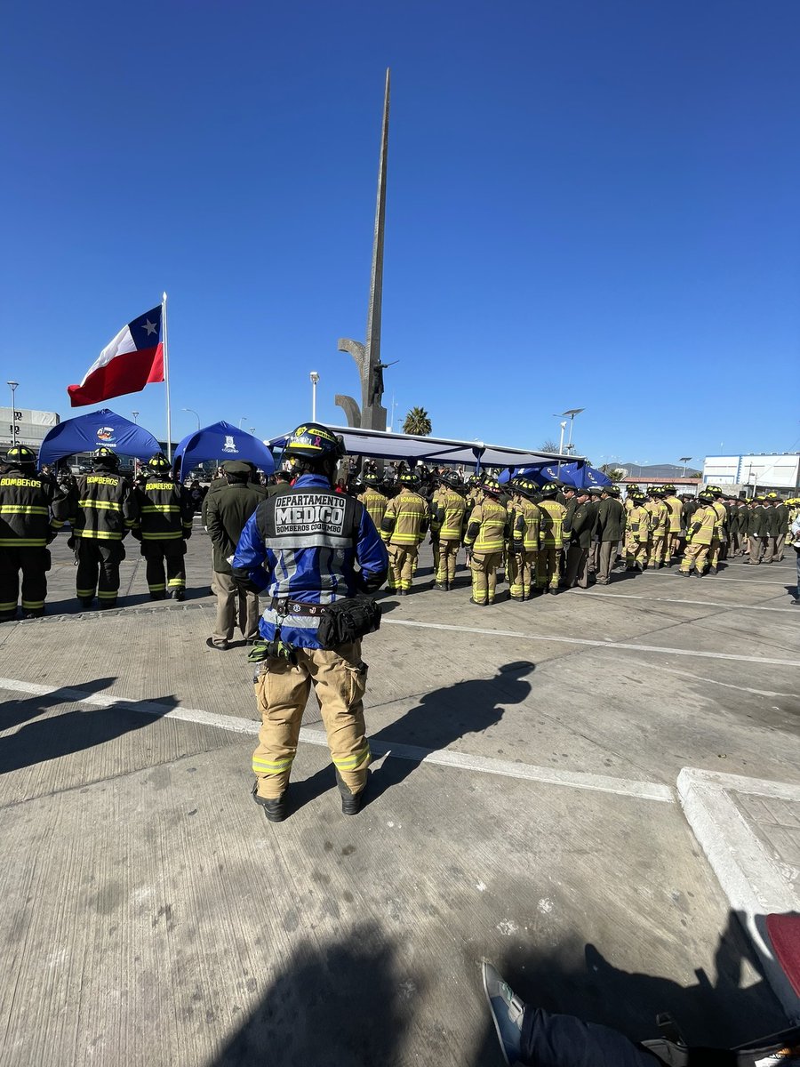Johanarayasant's tweet photo. Personal Depto médico @CBCoquimbo trabajando en desfile en aniversario el cuerpo de bomberos de Coquimbo y día del bombero. https://t.co/nRics7QMKB