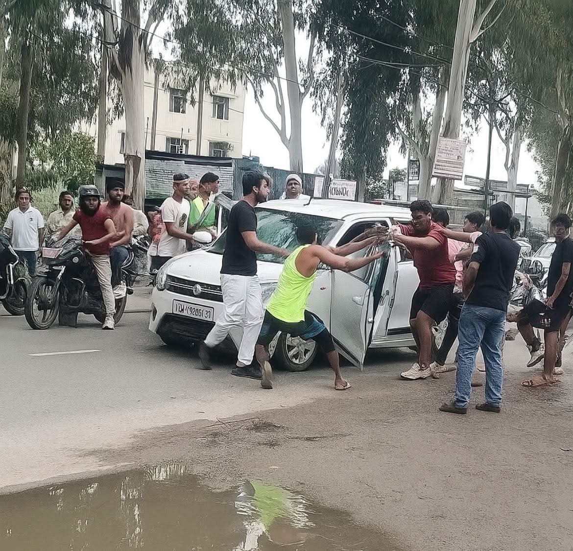उत्तराखंड के हरिद्वार के मंगलौर में जो कुछ हुआ, वो न सिर्फ शर्मनाक है बल्कि आस्था के नाम पर हो रहे उपद्रव का आइना भी दिखाता है।

बीते रोज़ एक मुस्लिम परिवार, जिसमें महिलाएं और मासूम बच्चे भी शामिल थे, अपनी कार से कहीं जा रहे थे। कहा जा रहा है कि कार का हल्का सा स्पर्श कांवड़ से