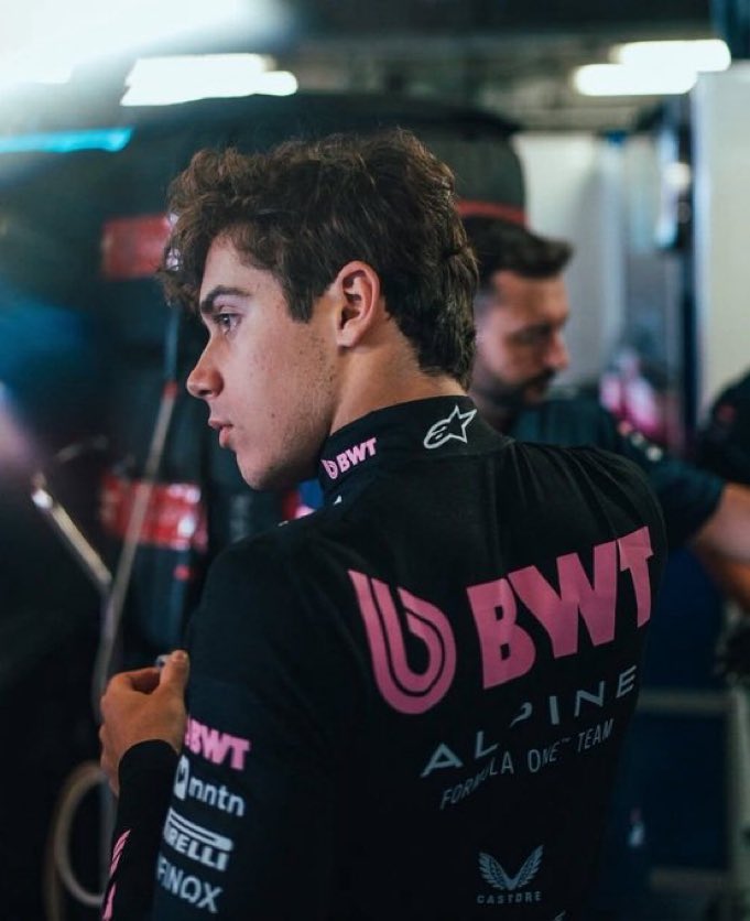 #F1 Qué le piden a Franco? Si son carreras de autos y el suyo no arrancó. Hoy fue la caja que falló, uno de los pocos elementos que no habían cambiado. Dio la vuelta previa y cuando fue a largar desde el pitlane no pudo. Es cierto, ayer hizo un trompo pero hoy vi por fuera de la