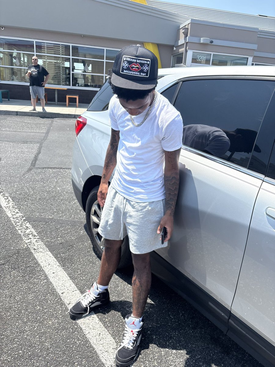331wann's tweet image. Just be chillin ngl