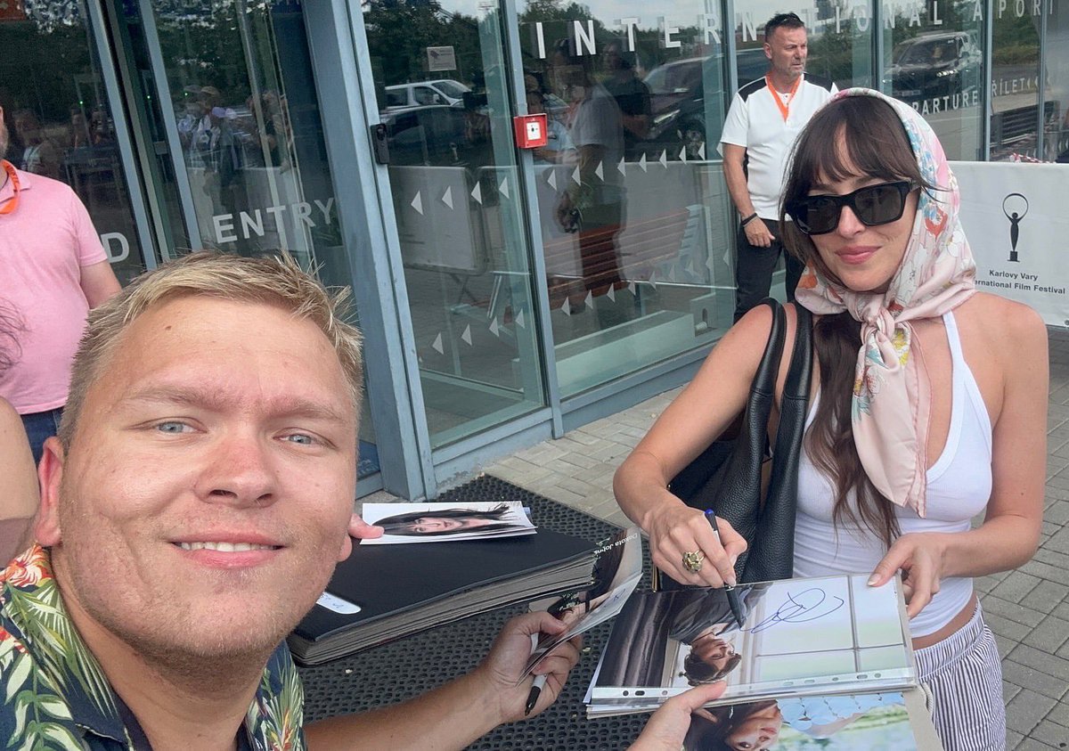 Dakota Johnson with a fan yesterday! 

📸 klukskamenim IG