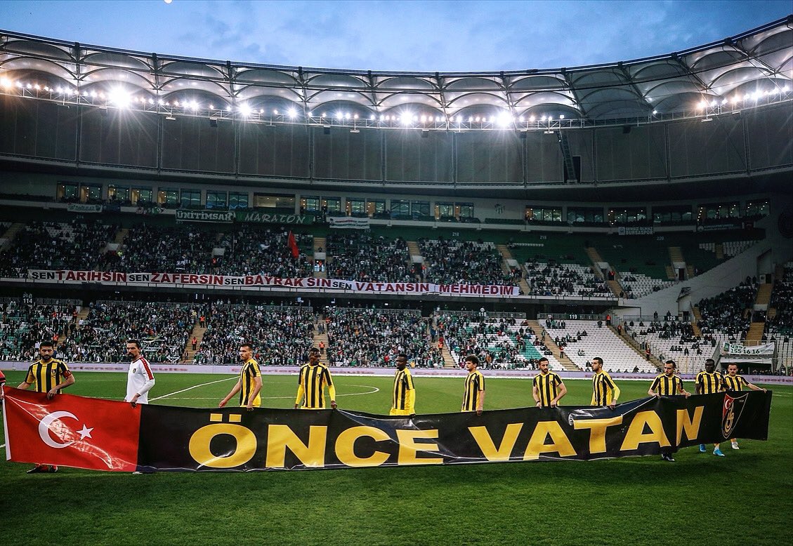 Rahatsızlık duyan vatansız, topraksız orospu çocuklarına bu pankart boydan boya girsin hayırlı akşamlar