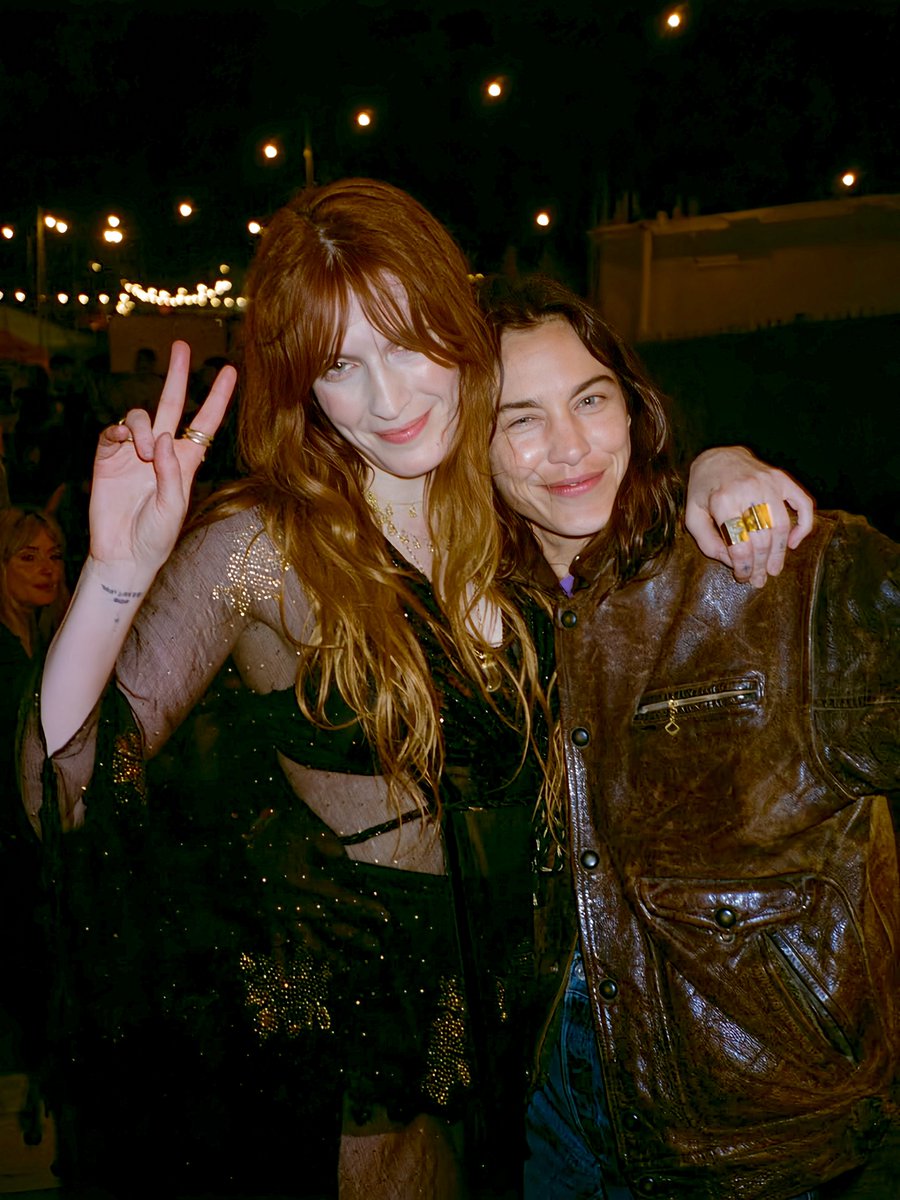 picsofflorence's tweet image. florence and alexa chung at glastonbury, 2025 ✨