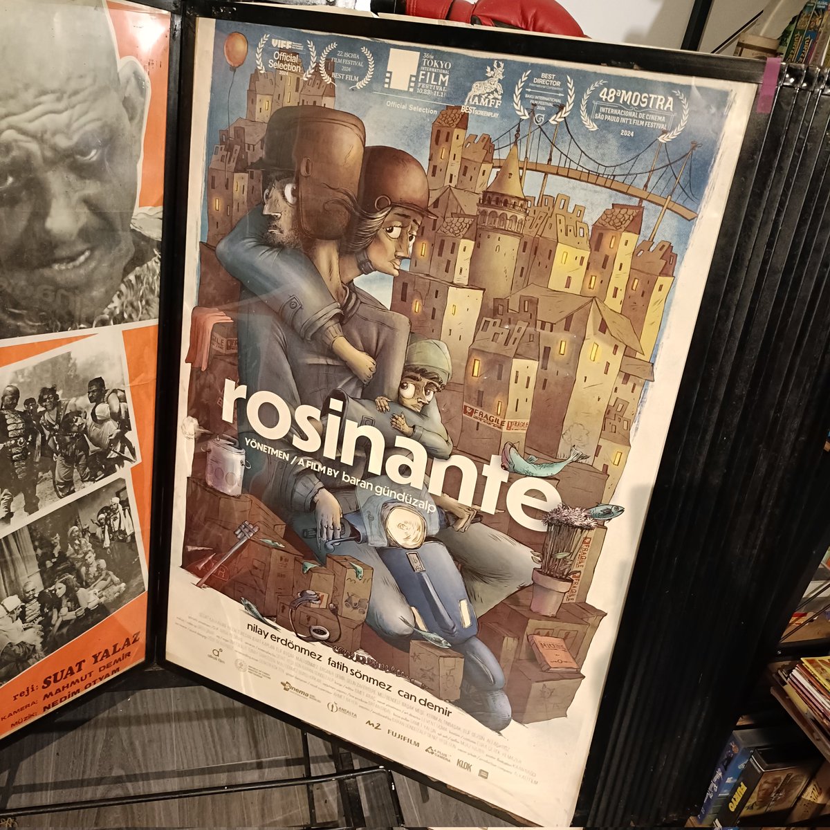 Arşivime katıldığı için sevindiğim bir afiş. Baran Gündüzalp'in yönettiği Rosinante adlı bu filmin afişinde ilüstasyonu Kaan Bağcı yapmış. Yerli film afişlerimiz içinde en iyilerden biri olduğu kesin