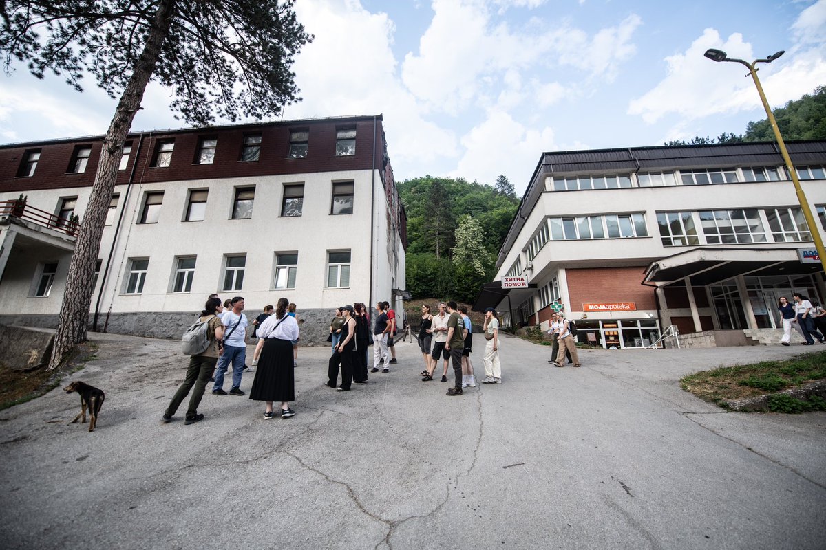 Drugi dan Međunarodne ljetne škole Memorijalnog centra Srebrenica obilježen je terenskom nastavom i posjetama ključnim lokacijama koje svjedoče o ranim fazama genocida. Učesnici su obišli Ljubisaviće, Kragljivodu i Zeleni Jadar, mjesta koja nose tešku simboliku i gdje su civili