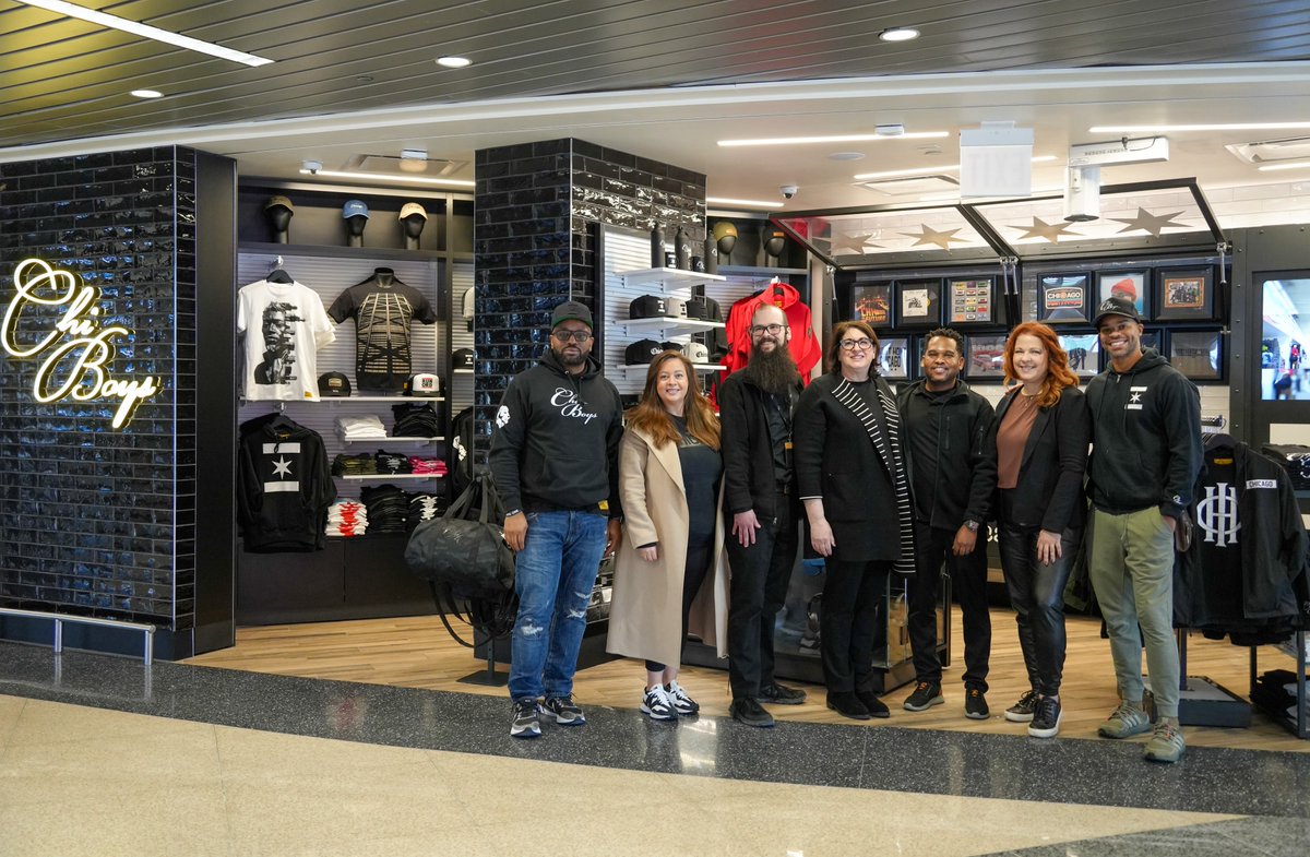 fly2ohare's tweet image. Cheers to big wins! ChiBoys at O'Hare was recently presented with the @airportscouncil's 2025 Best New Local Concept Award.
From Chicago-themed apparel to tech accessories and more, ChiBoys takes pride in representing the vibrant spirit of Chicago through stylish fashion. 🎉 ✈️