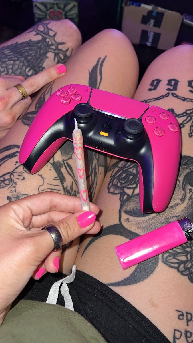 CheshireTrippy's tweet photo. Mon mec m’offre une pinky life https://t.co/aObWgFYxUn