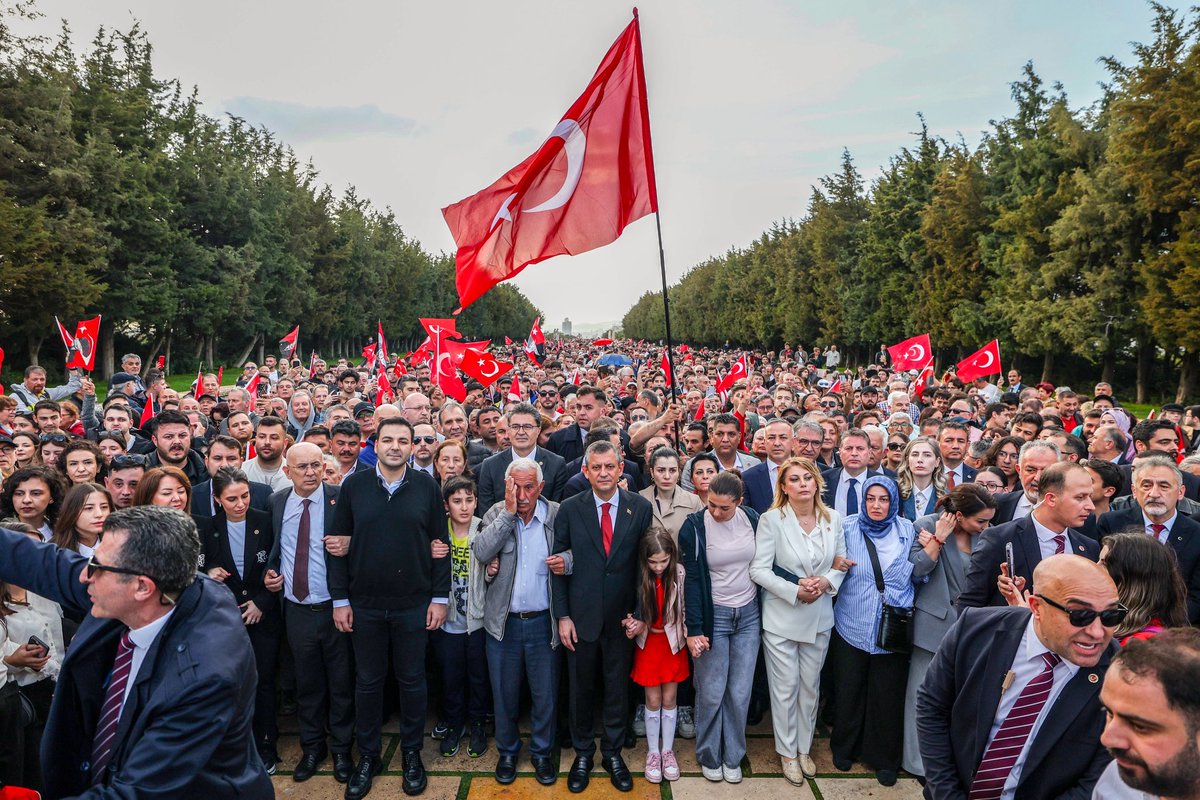 Türkiye'nin ikinci partisi, siyaset üretemedikçe yargı sopası göstermeye devam ediyor. 

Biz bu soruşturmalara yabancı değiliz, vız gelir tırıs gider!

Genel Başkanımız Sayın Özgür Özel'in arkasında milyonlarız. Soruşturmalarla sinmeyiz, Türkiye’yi teslim etmeyiz!