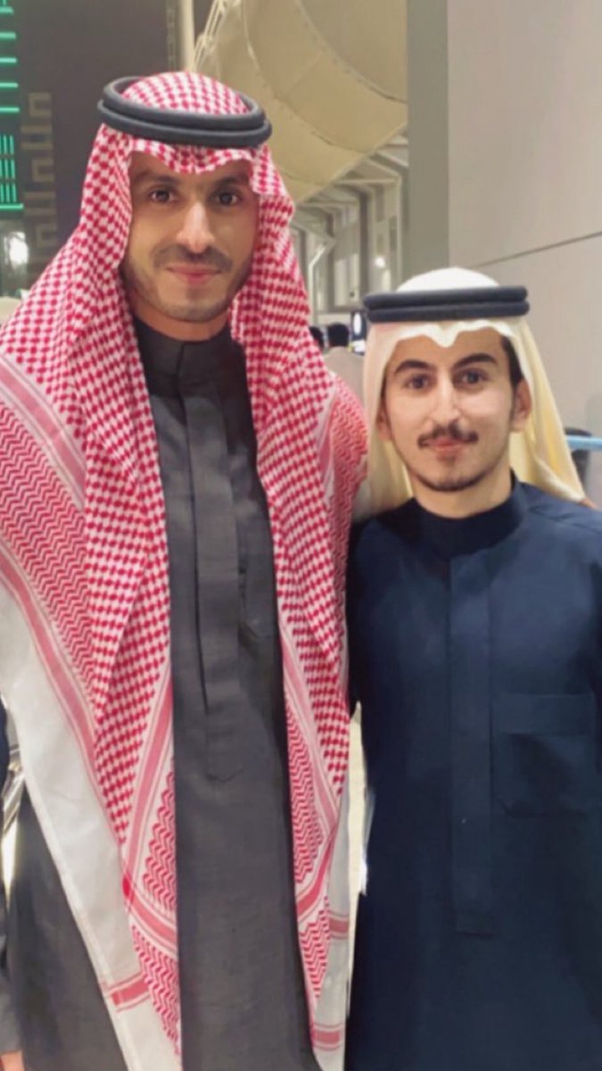 والله انه فخر لكل شبابي ولا يقلل منه سوى من لا يعرف قدره وثمن وجوده 🤍..

الله يجعله ذخر .. سمو الأمير عبدالرحمن بن تركي