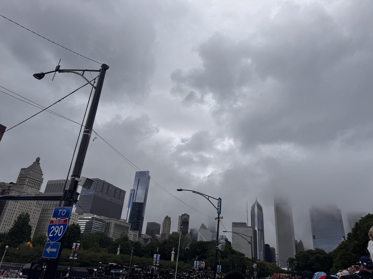 EricTendian's tweet image. Weather rolling in, cold front has arrived, rain to follow #ChicagoStreetRace