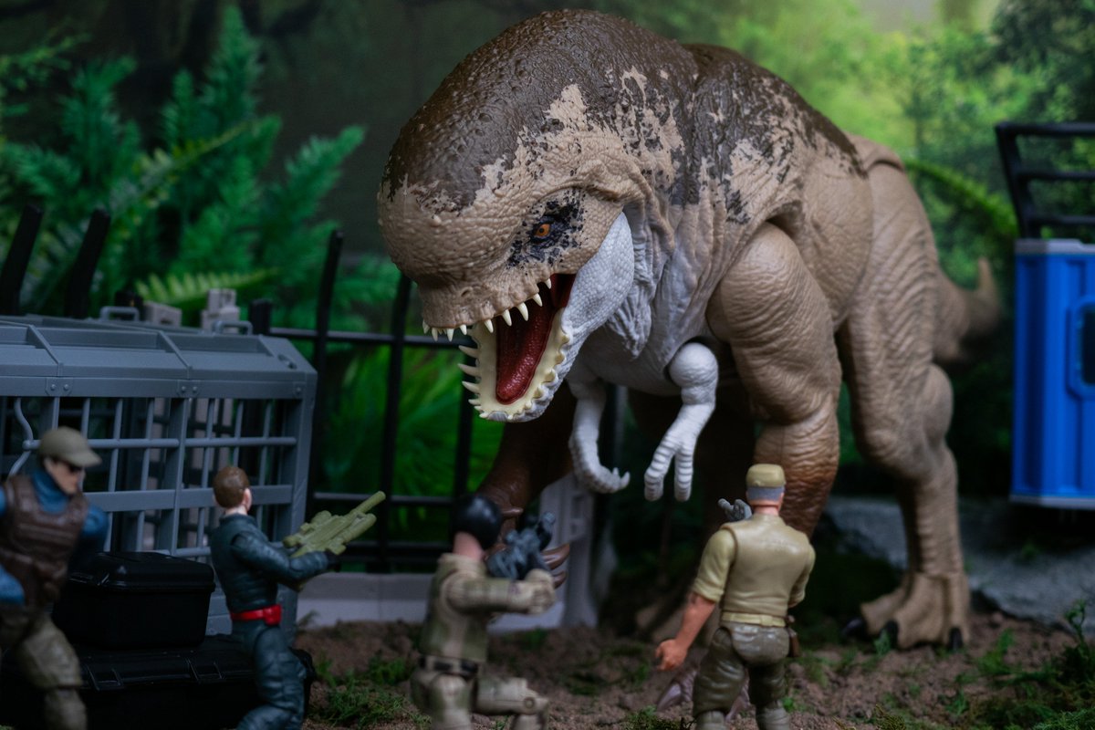 Whilst Zora Bennett and Henry Loomis explore the Ile Saint-Hubert laboratories, the mercenaries with them stumble across the creature which was once held inside...

#JurassicWorldRebirth #JurassicPark #JurassicWorld