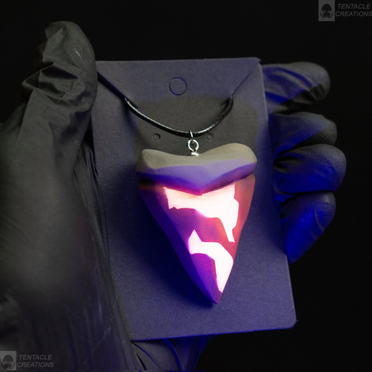 TentacleMakes's tweet image. The last new things I'm taking to @SoTFest are Meg teeth amulets!
Just like the 1:1 scale versions these also light up in UV light
#sotfest #SeaOfThieves