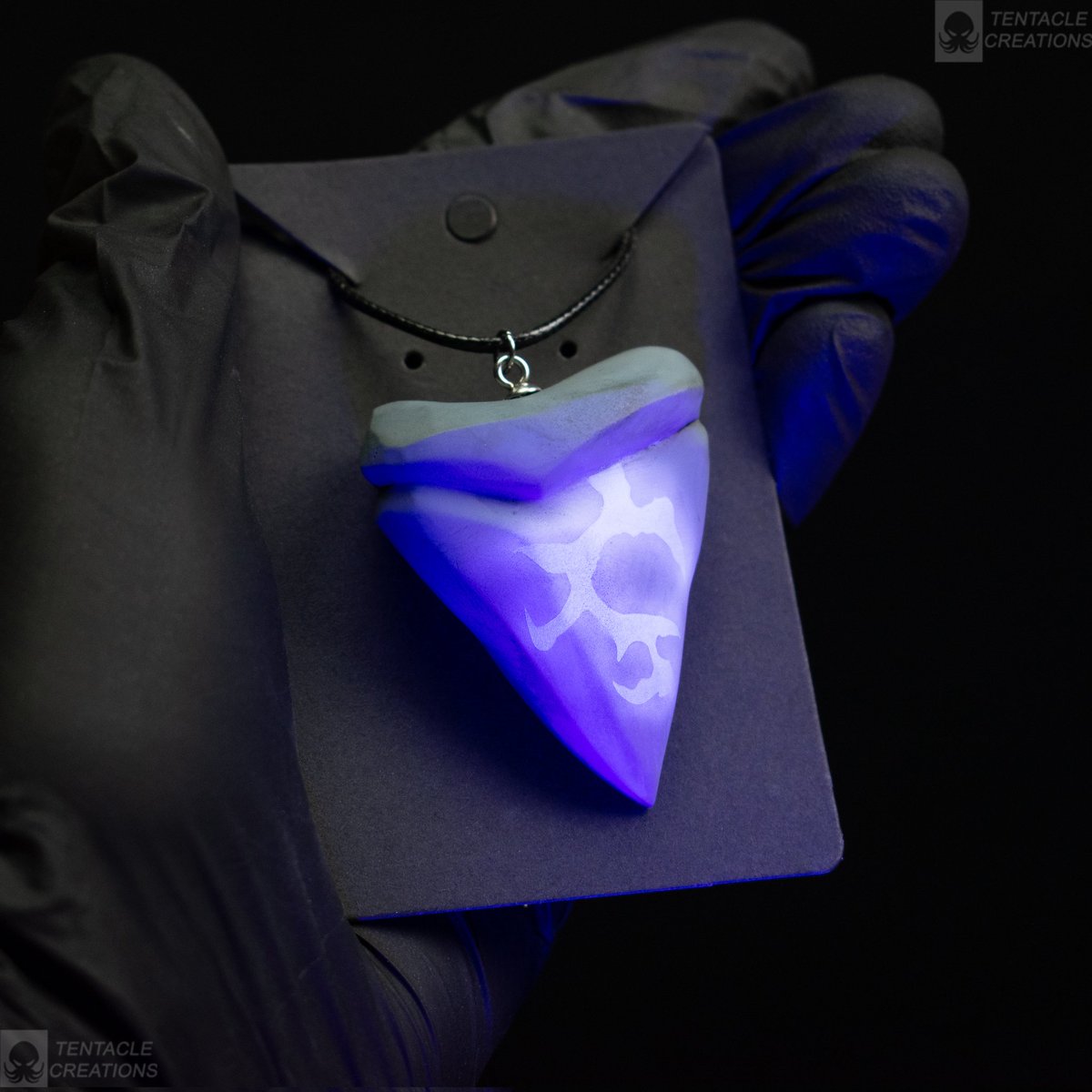 TentacleMakes's tweet image. The last new things I'm taking to @SoTFest are Meg teeth amulets!
Just like the 1:1 scale versions these also light up in UV light
#sotfest #SeaOfThieves