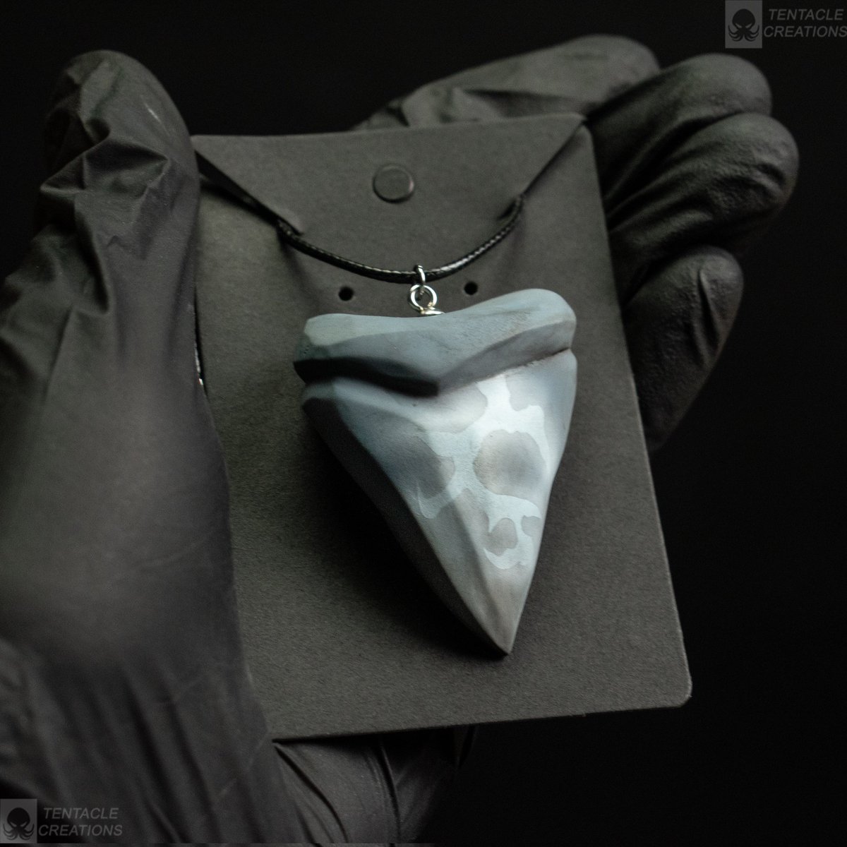 TentacleMakes's tweet image. The last new things I'm taking to @SoTFest are Meg teeth amulets!
Just like the 1:1 scale versions these also light up in UV light
#sotfest #SeaOfThieves