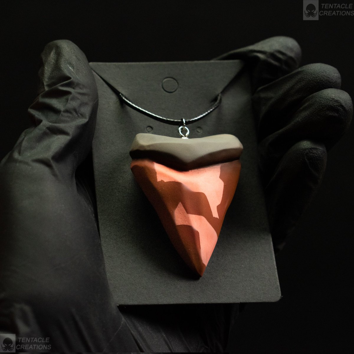 TentacleMakes's tweet image. The last new things I'm taking to @SoTFest are Meg teeth amulets!
Just like the 1:1 scale versions these also light up in UV light
#sotfest #SeaOfThieves
