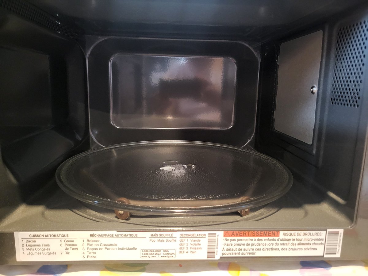 feulaflamme's tweet image. J'ai acheté un micro-ondes et, à cause des fachos de l'OQLF, LG a dû inclure un autocollant dans la boîte.