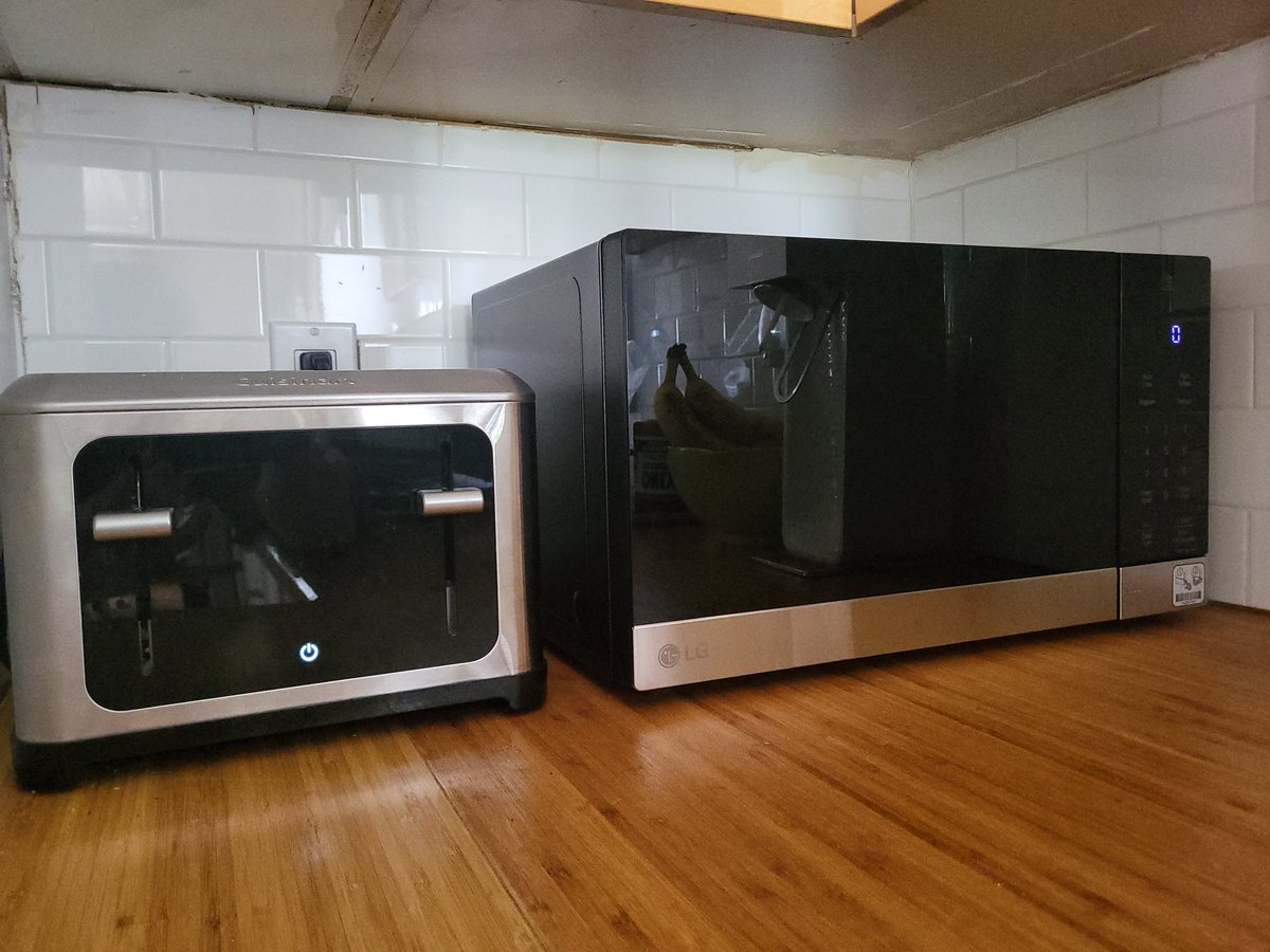 feulaflamme's tweet image. J'ai acheté un micro-ondes et, à cause des fachos de l'OQLF, LG a dû inclure un autocollant dans la boîte.