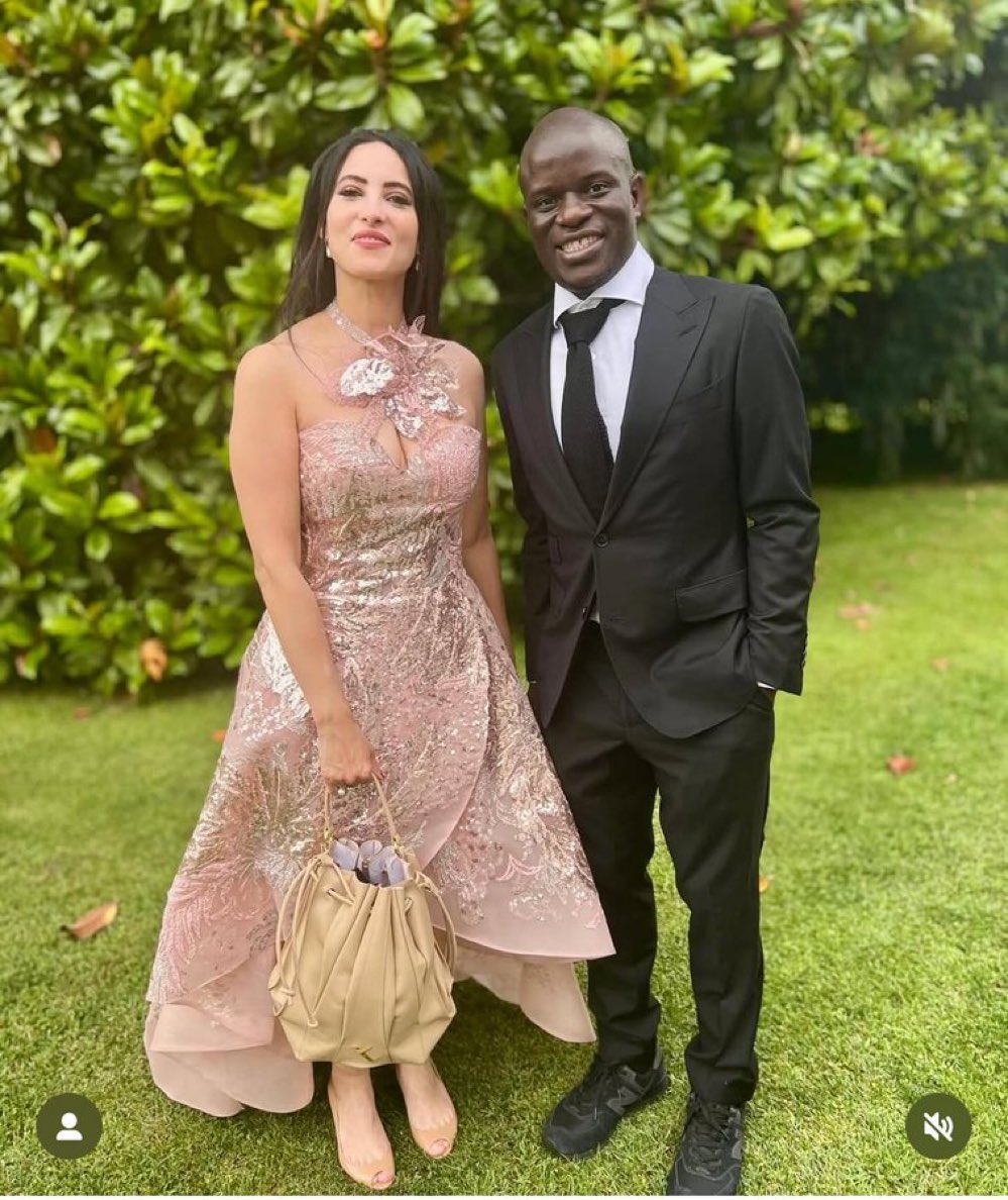 😅 Kante, takım elbisenin altına spor ayakkabı tercihiyle.