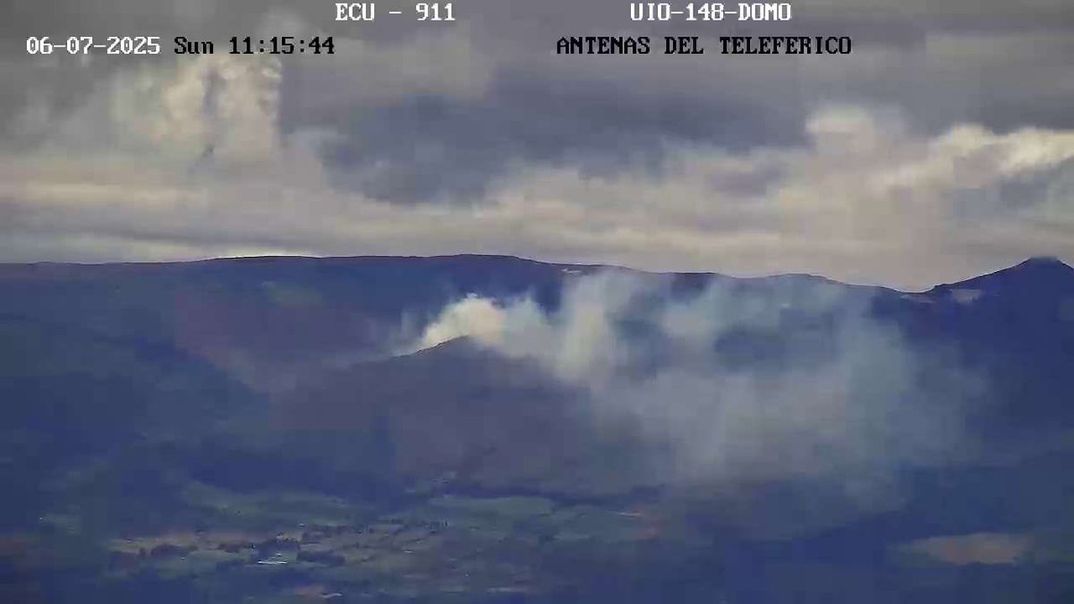 ECU911Quito's tweet photo. 📍#Píntag | A las 10:30, a través de las cámaras de #VideovigilanciaECU911, se registró un incendio forestal en la zona de Pasochoa.

Para la atención de esta emergencia, se coordinó de manera oportuna la movilización de recursos de @BomberosQuito y de @Riesgos_Ec.

Desde la sala operativa se monitorea permanente el incidente.