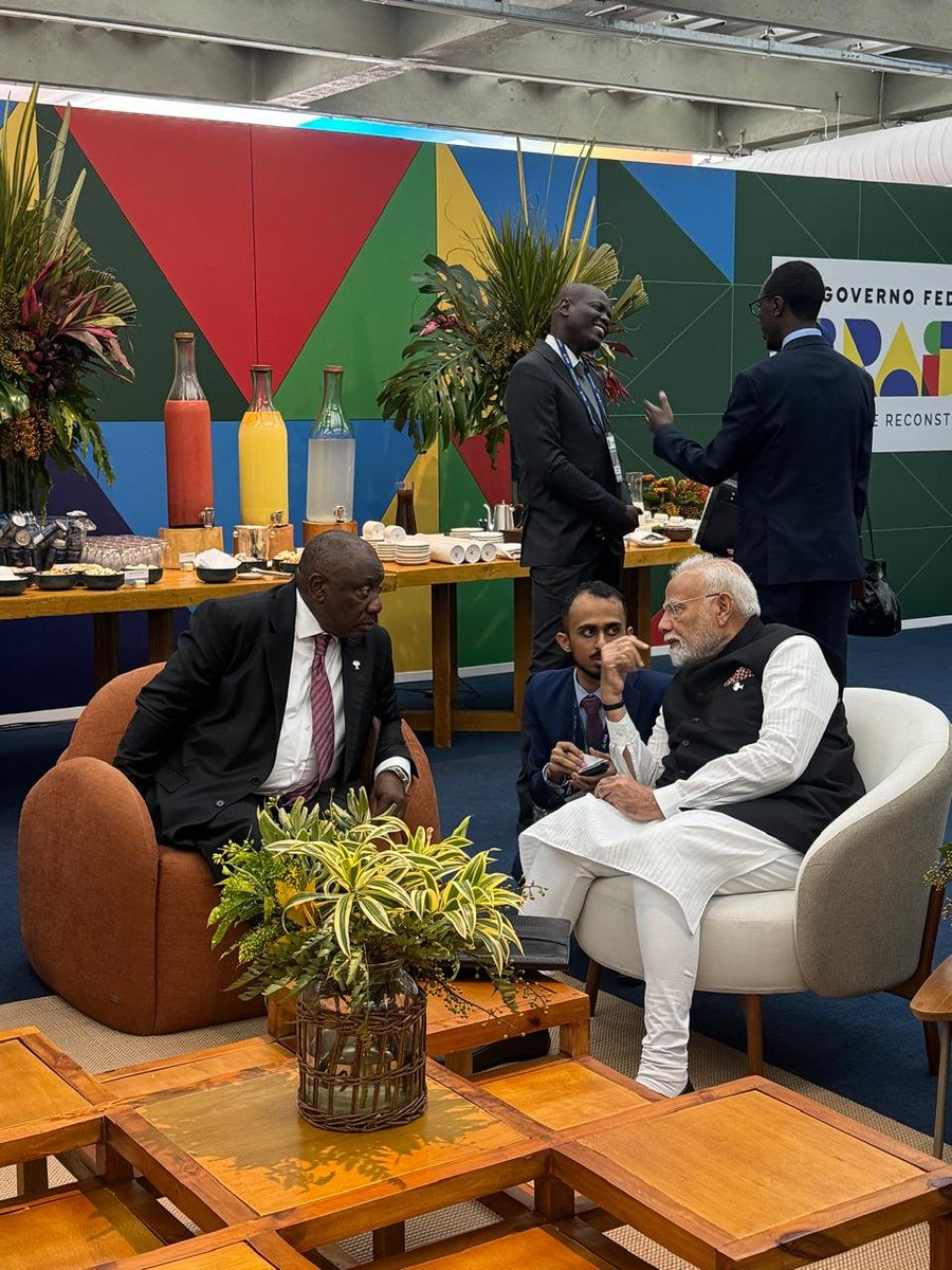 DDChandanaNews's tweet photo. ಬ್ರೆಜಿಲ್‌ನಲ್ಲಿ ನಡೆದ #BRICS ಶೃಂಗಸಭೆಯ ಸಂದರ್ಭದಲ್ಲಿ ದಕ್ಷಿಣ ಆಫ್ರಿಕಾದ ಅಧ್ಯಕ್ಷ @CyrilRamaphosa ಅವರನ್ನು ಪ್ರಧಾನಿ @narendramodi ಭೇಟಿ ಮಾಡಿದರು.  
#BRICSSummit2025 | #IndiaInBRICS | #GlobalSouth | #PMModi | #BRICSUnity | #MultipolarWorld https://t.co/PlPnH798hy