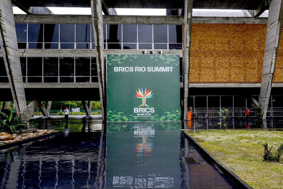 6 luglio 2025, Brasile - BRICS 

SI È APERTO IN BRASILE IL 17° VERTICE DEI BRICS

Rio de Janeiro, 6 -7 luglio.

I rappresentanti dei paesi dell'associazione riassumeranno i risultati del loro lavoro dall'inizio dell'anno in tre aree chiave: politica e sicurezza, economia e