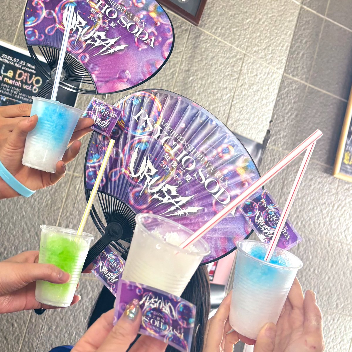 __a_37564's tweet photo. #PSYCHOSODA #短夜三夏
#URUSAI
#ΛrlequiΩ
#アルルカン
かき氷のシロップ無くなりそうになって、並んでる直前でカルピスの選択肢が追加された🍧
來堵さん会計係、あきさん氷削り係、奈緒さんシロップ係、ヘイさんステッカー係☺️ https://t.co/vJVZObKGtD