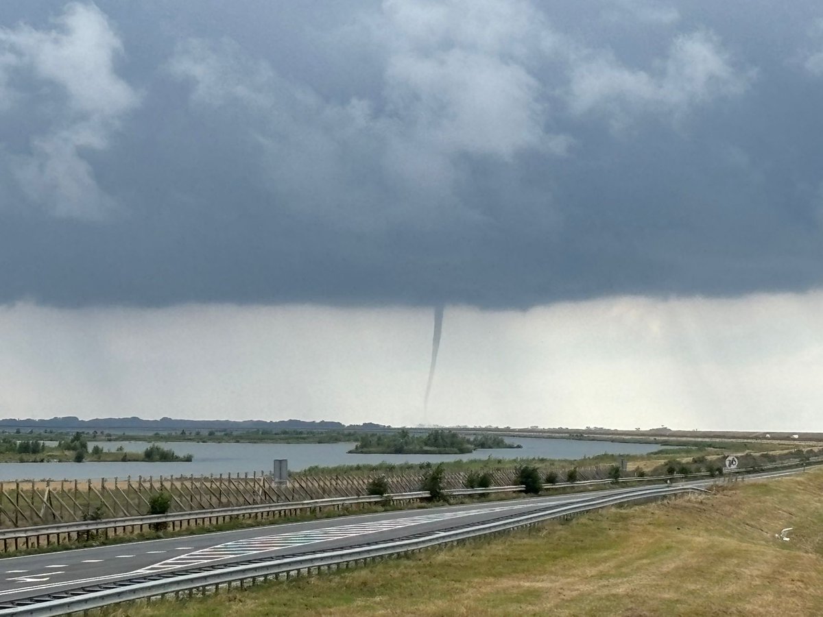 Art_of_thunders's tweet image. 🌪️ Actueel komen er meldingen rondom het IJsselmeergebied binnen van enkele waterhozen die daar te zien zijn. Mooie vangst door Chris de Vries. 💪 

art-of-thunders.nl/neerslagradar/

#waterhoos 
#IJsselmeer 
#spout