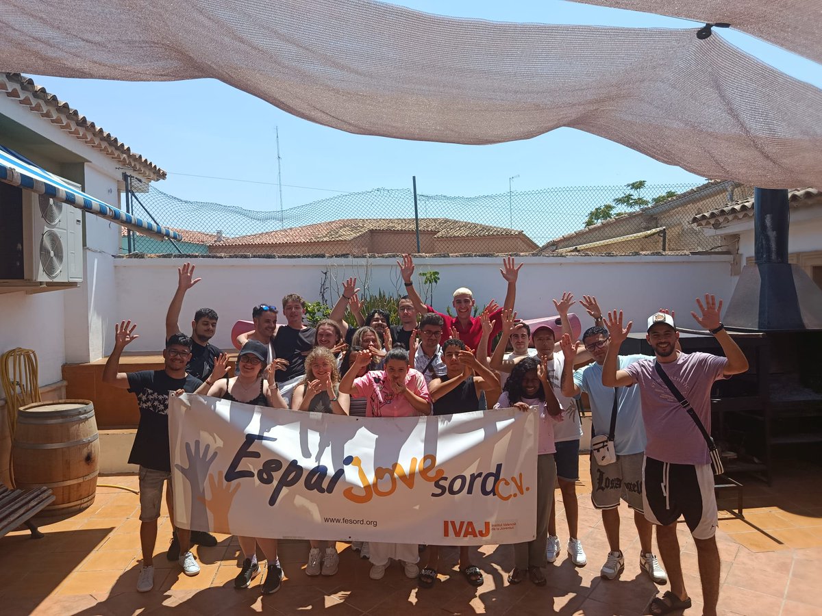 🔵 Y como broche final al Encuentro de Juventud Sorda…¡La foto de grupo!

Muy pronto compartiremos un resumen 📸 con todos los momentos vividos, para que podáis ver lo bien que lo pasamos.

Gracias a toda la juventud sorda participante por su energía, ilusión y compromiso.