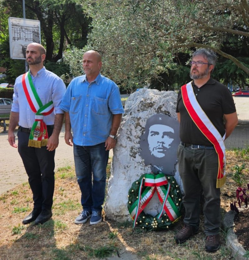 En la ciudad de Collegno, rendimos tributo al Ché Guevara y a sus compañeros caídos en Bolivia, en una plaza que lleva su nombre, acompañados por el Alcalde de la ciudad, Matteo Cavallone, y por el 
Presidente del Concejo Comunal, 
Enrico Manfredi. #Cuba #CDRCuba #TumbaElBloqueo