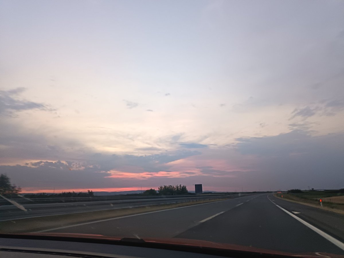 tince00000's tweet photo. Ovaj pogled je nesto najlepse i najtuznije istovremeno https://t.co/ALvWkWysRq