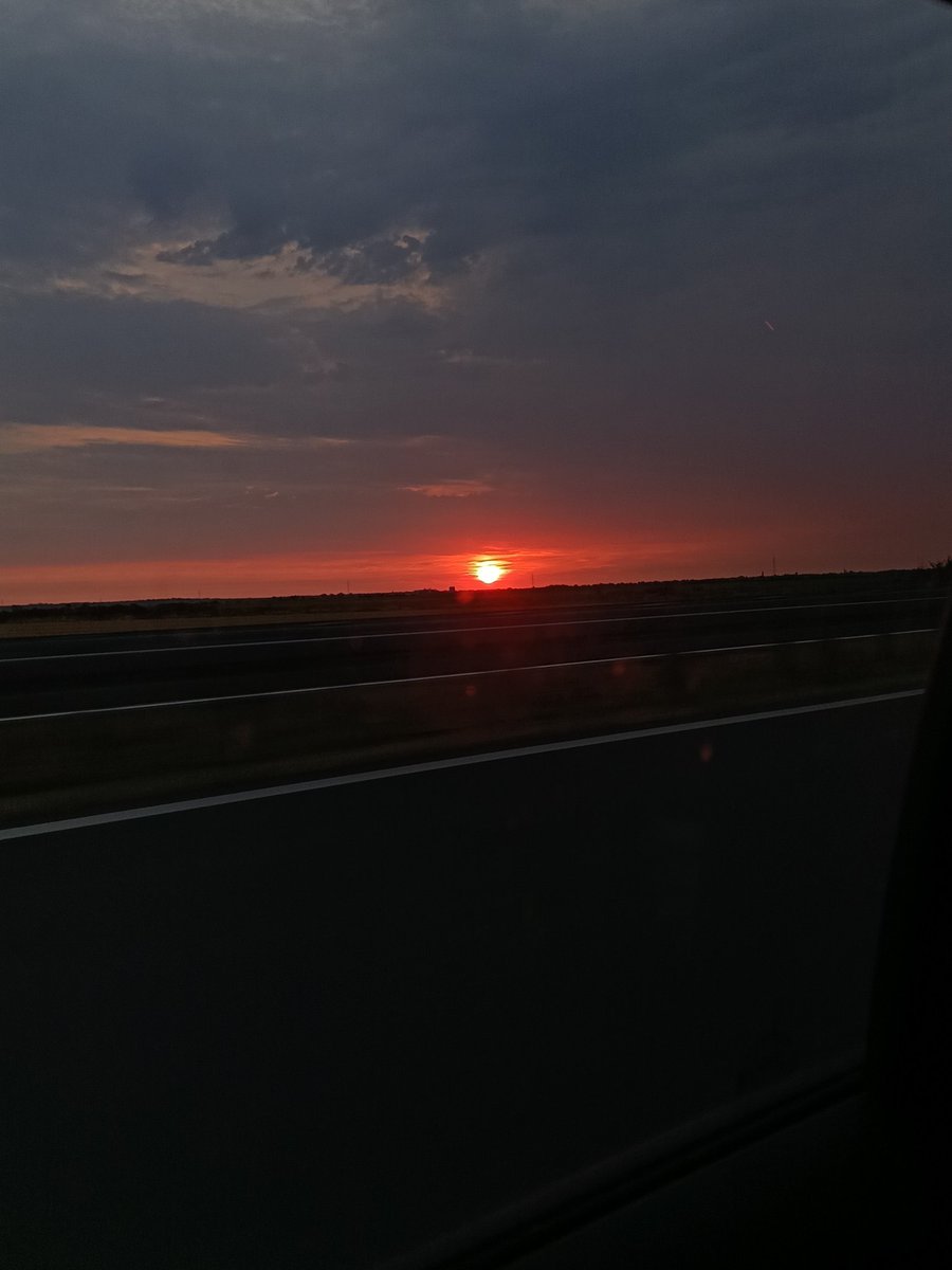 tince00000's tweet photo. Ovaj pogled je nesto najlepse i najtuznije istovremeno https://t.co/ALvWkWysRq