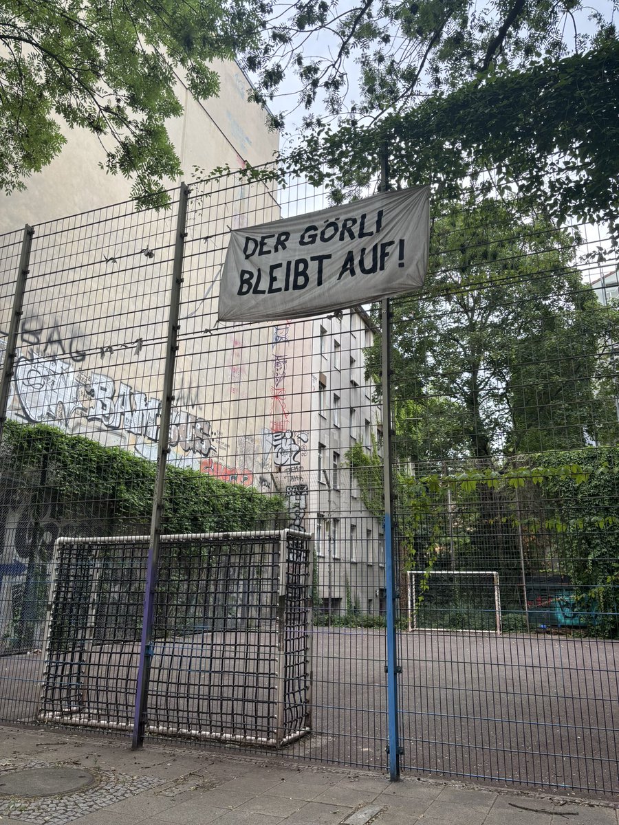 Прошла вокруг да около Гёрли, ничего даже не предложили.. :/
видимо, я уже выгляжу как трушный берлинец