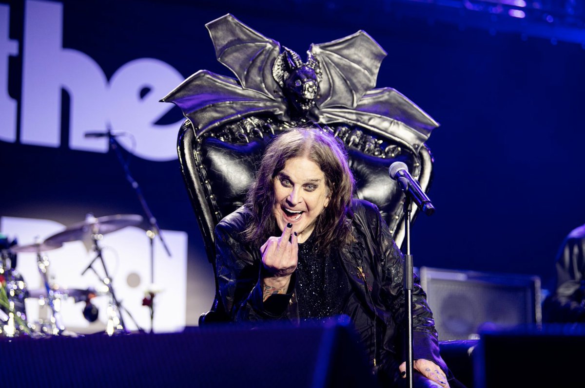 🦇 Our 13 favorite moments from OZZY and BLACK SABBATH's Back to the Beginning show revolvermag.com/feature/13-bes…