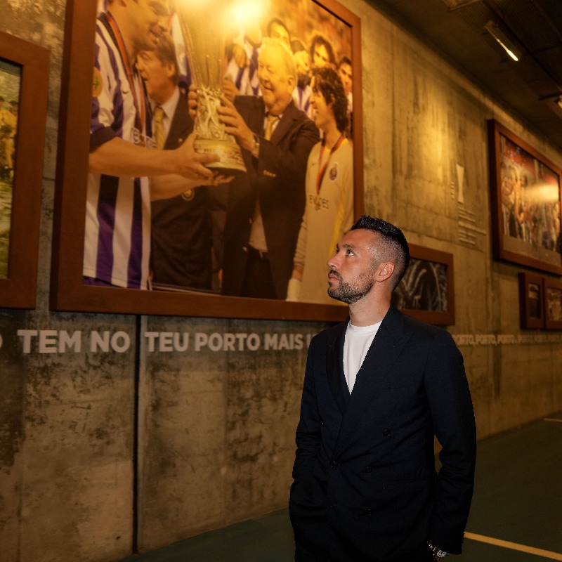 FCPorto's tweet photo. Francesco Farioli, o novo treinador do FC Porto 🐉

#SeguimosJuntos