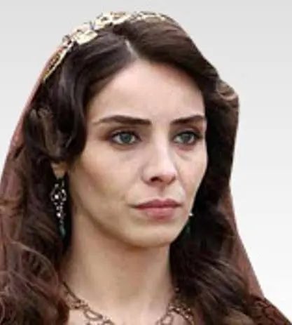 Mahidevran Sultandan Günümüze mektup var👇🏻

Ben ki, Osmanlı sarayında sultanın gözdesi, bir şehzadenin annesi, bir annenin yüreğinde saklı büyük yangın: Mahidevran Hâtun’um.

Ben size uzaklardan değil, insan ruhunun en derin acılarından sesleniyorum. Taç giymedim ama oğluma taht